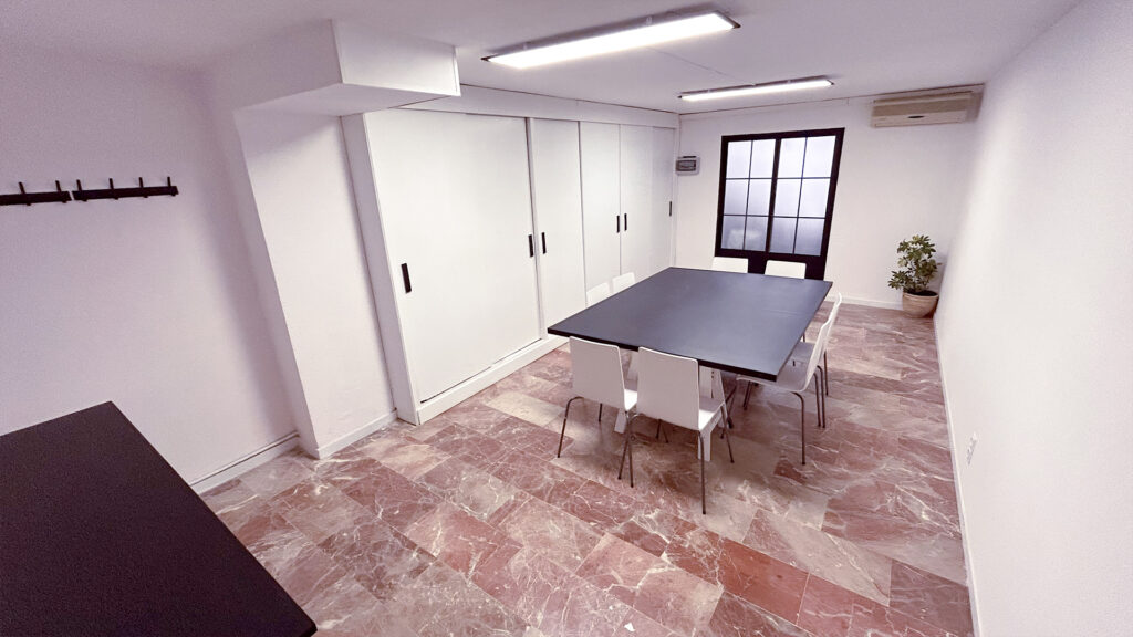 Centro de Negocios en Badajoz, alquiler de sala de reuniones, sala multiusos, despachos profesionales, aula para formación, talleres, cursos y clases, en espacio10 Badajoz.